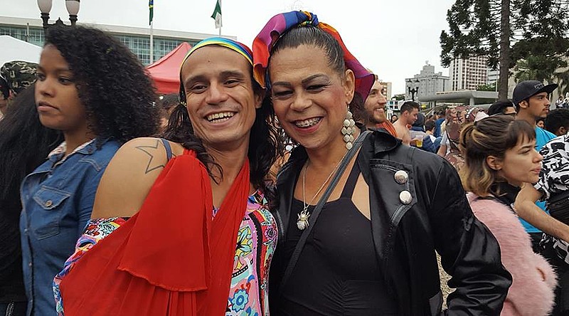 Rafaella, a esquerda, com Megg Rayara, primeira mulher trans negra a obter o tírulo de doutora pela UFPR