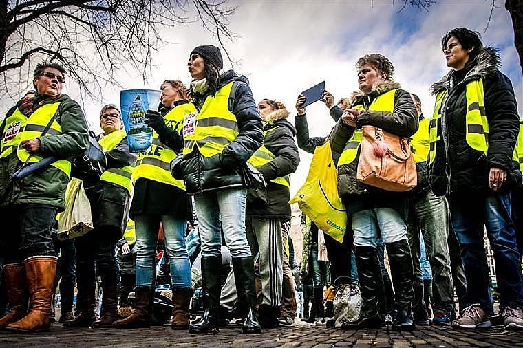 Manifestantes portando coletes amarelos foram às ruas em contraposição ao “presidente dos ricos”
