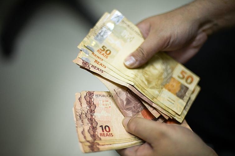 Caso o empregador exija que o trabalhador labore pelo menos um dia dentro de seu período de férias, este período deverá ser pago em dobro