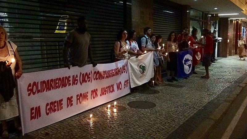 Manifestantes prestaram solidariedade aos grevistas que estão há 25 dias sem comer, reivindicando justiça no STF