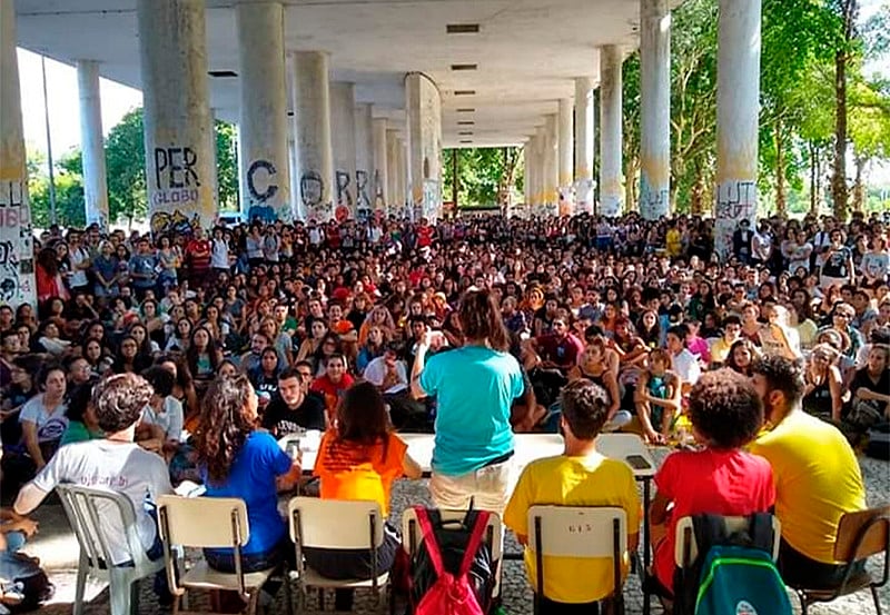 Assembleia de estudantes da UFRJ na semana passada deliberou pela paralisação dia 15, a mesma cena foi vista em universidades por todo país