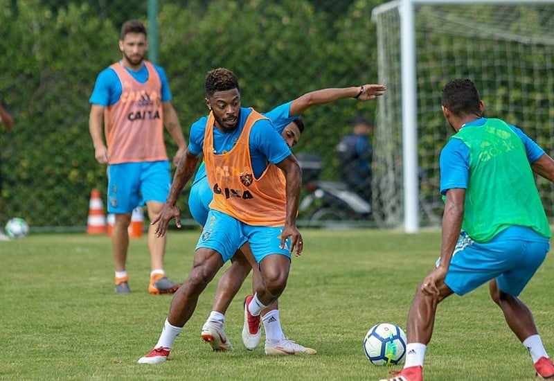 Michel Bastos deve fazer seu primeiro jogo como titular da equipe rubro-negra