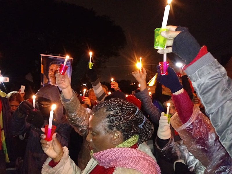 Ato “Luzes para Lula” ilumina a praça Olga Benário com velas no começo das noites de sextas-feiras