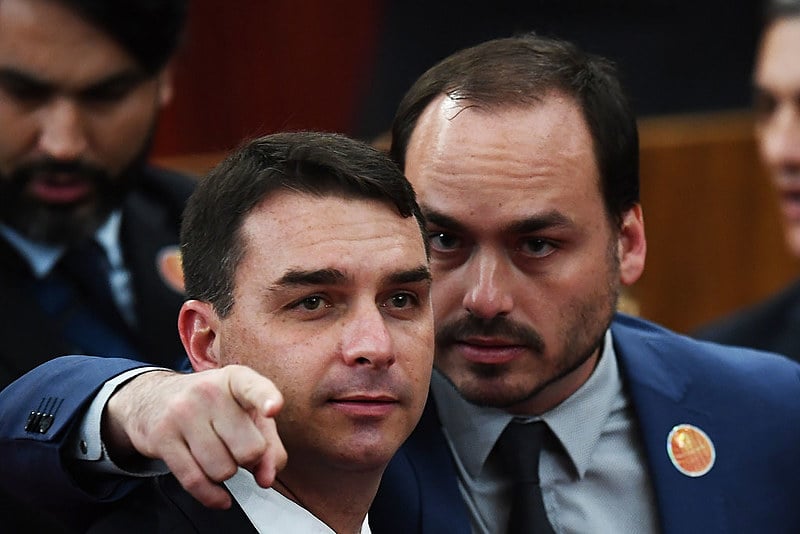 Flavio Bolsonaro homenageou Adriano da Nóbrega com a Medalha Tiradentes em 2005