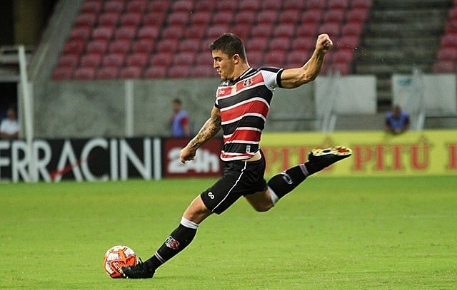 Santa Cruz enfrenta o Fortaleza no gramado