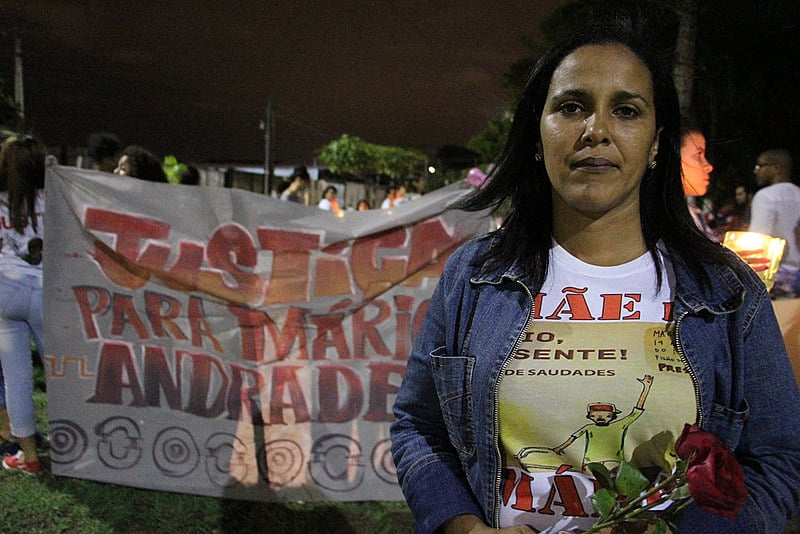 Na vigília moradores do bairro, carregaram cartazes, velas e entoaram palavras de ordem.