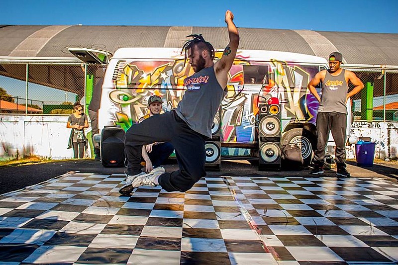 Uma Kombi customizada garante o equipamento de som para o evento