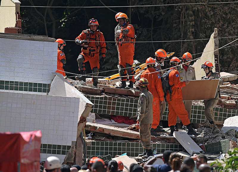 Corpo de Bombeiros teve dificuldade para chegar na região por causa dos estragos da chuva de segunda-feira (8)