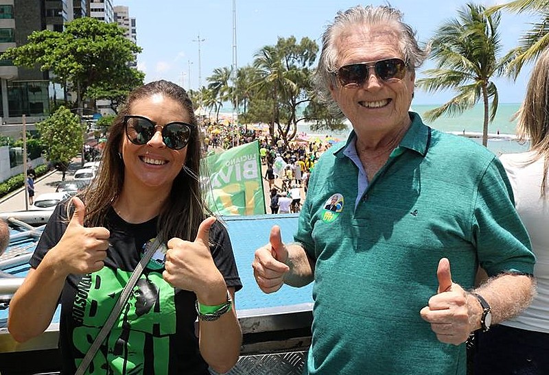 Luciano Bivar sobre trio elétrico durante manifestação da direita, no Recife