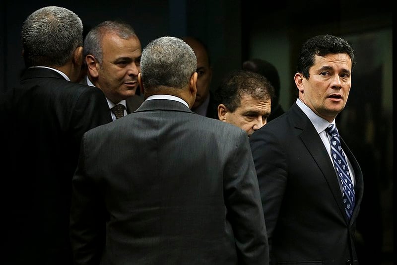 "Enquanto o andar de cima troca gentilezas, o país assiste paralisado à desmontagem do Estado social"