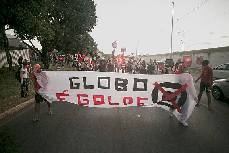 Os grandes meios de comunicação não só são coniventes com esse ataque contra o povo como são eles próprios grandes beneficiados do golpe