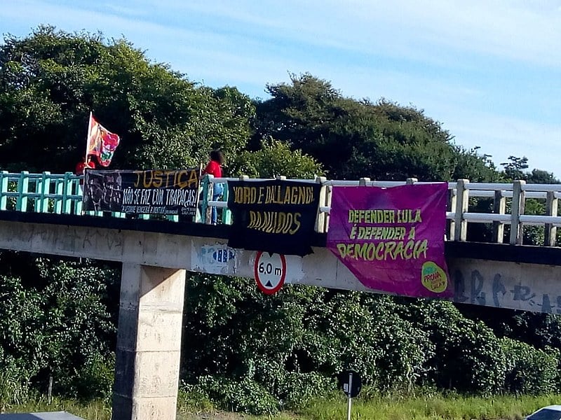 Faixas afixadas em passarela na BR-230 foram retiradas pela PRF de João Pessoa.