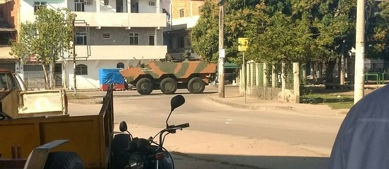 Foto tirada por morador mostra tanque do Exército durante operação na Maré nesta quarta-feira (20)