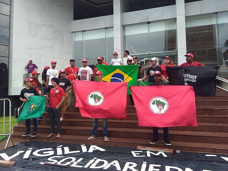 O Movimento dos Trabalhadores Rurais Sem Terra (MST) e a Frente Brasil Popular estão à frente da iniciativa de solidariedade