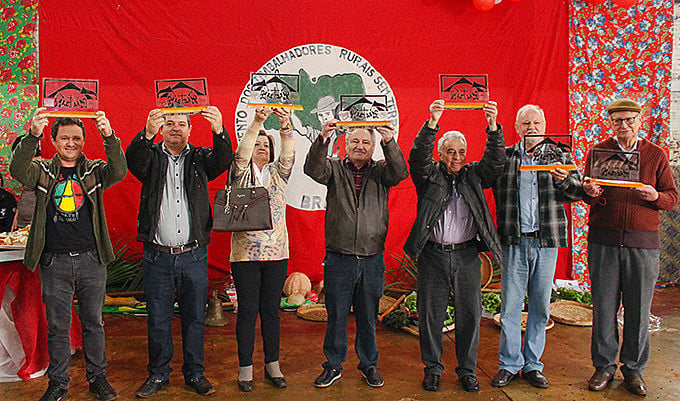 Trabalhadores que apoiaram as famílias foram homenageados durante a festa