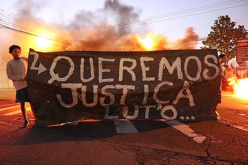 Moradores do Bairro Parolin, em Curitiba, protestam contra a morte de quatro jovens pela PM