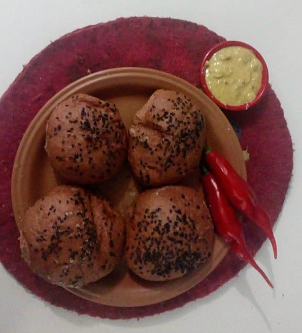 Para melhor saborear, o pão de beterraba pode acompanhar patês e molhos