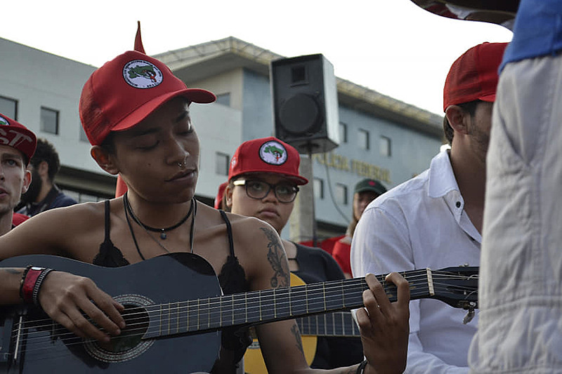 O curso focou na prática de canto, violão e batucada, com aulas no Espaço Marielle Vive de Formação e Cultura