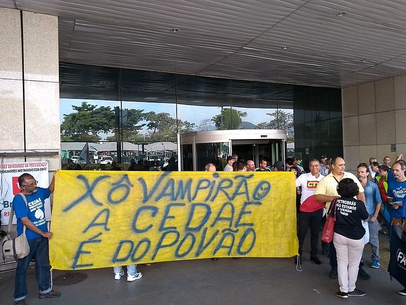 Dezenas de pessoas estiveram no aeroporto Santos Dumont para manifestar aos deputados estaduais do Rio que a população é contra a reforma