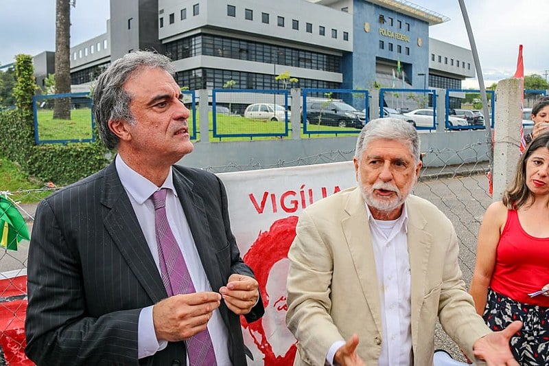 Celso Amorim e José Eduardo Cardozo falam a Vigília Lula Livre após visita ao ex-presidente Lula nesta quinta-feira.