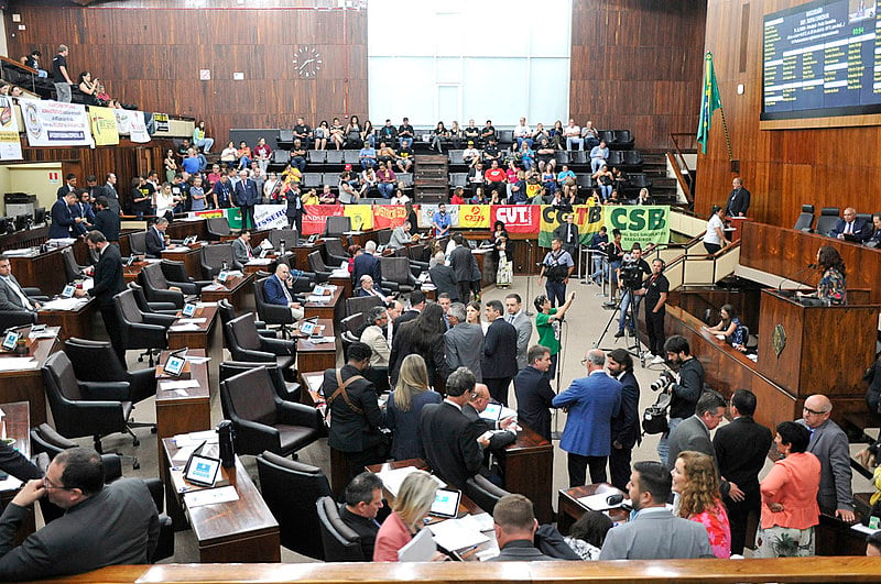 Sessão contou com a presença de professores e servidores públicos nas galerias