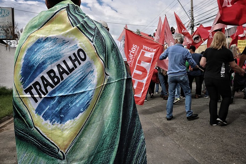 Olhar para as condições da própria existência, analisar criticamente o processo histórico, compreender as propostas de desmonte atuais.