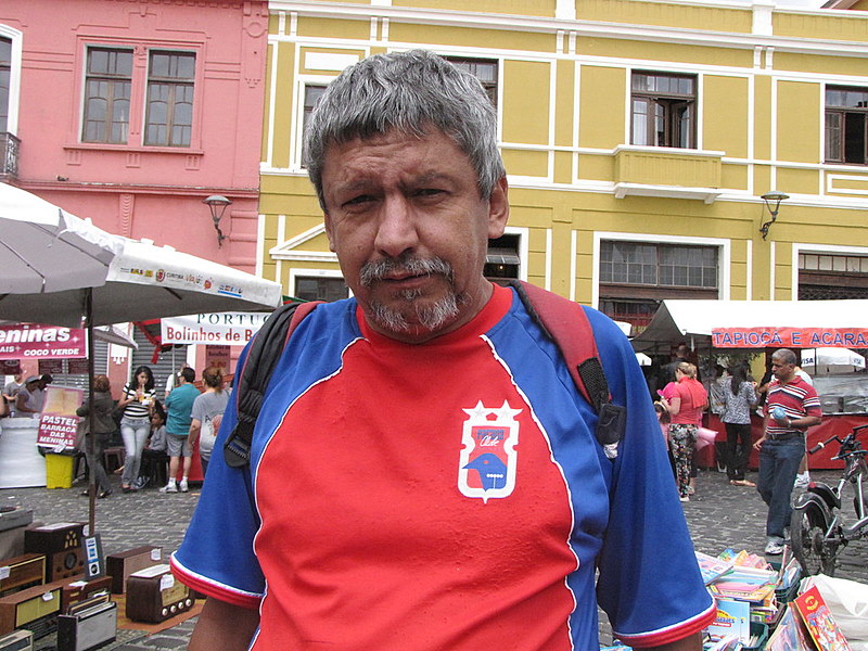 O poeta e paranista fiel no Largo da Ordem, em Curitiba, onde costumava vender camisetas estampadas com seus poemas e livros de poesia