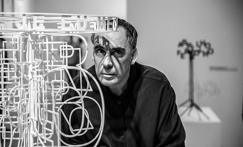 A exposição reúne caligrafias, colagens, instalações e objetos poéticos