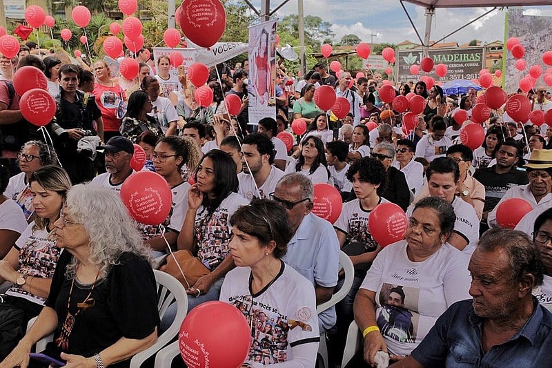Balões foram lançados em homenagem às 272 vítimas do crime da Vale