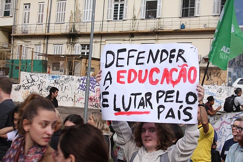 Votação que pode por em risco a educação ocorre no Dia dos Professores