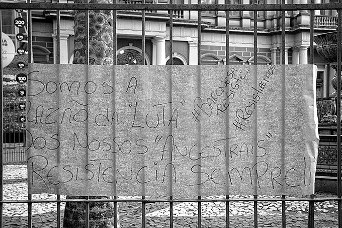 "Somos a razão da "luta" dos nossos "ancestrais". Resistência sempre!", diz cartaz colocado pelas famílias em frente à prefeitura