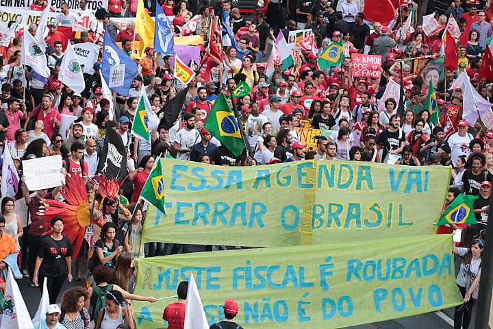 "A batalha começou nas ruas. E não pode sair delas tão cedo. Nenhum direito a menos"