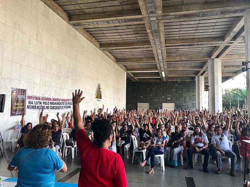 Entre as pautas, estavam as reivindicações pelo fim do atraso e parcelamento dos salários e pelo pagamento integral do 13º salário de 2019