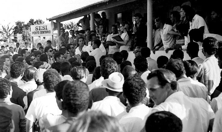 Assembleia de grevistas na região industrial de Contagem, em Minas Gerais