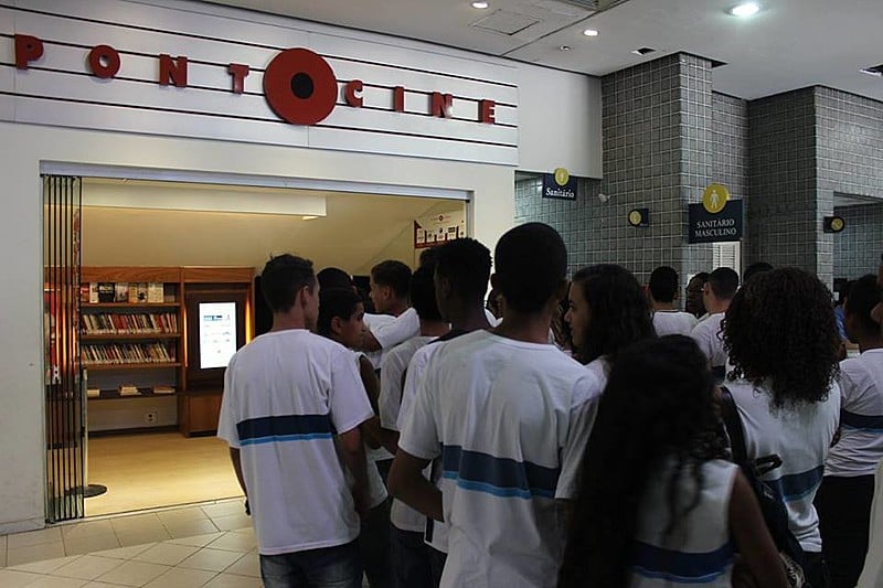 A sala e suas diversas atividades também ajudaram a transformar a região marcada por violência