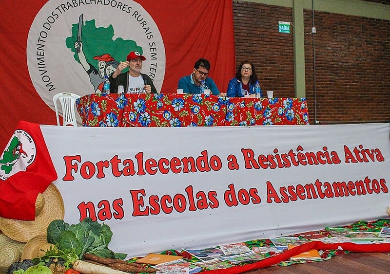 A campanha nacional do MST pelo direito à literatura nas escolas do campo foi apresentada por Edgar Kolling (E)