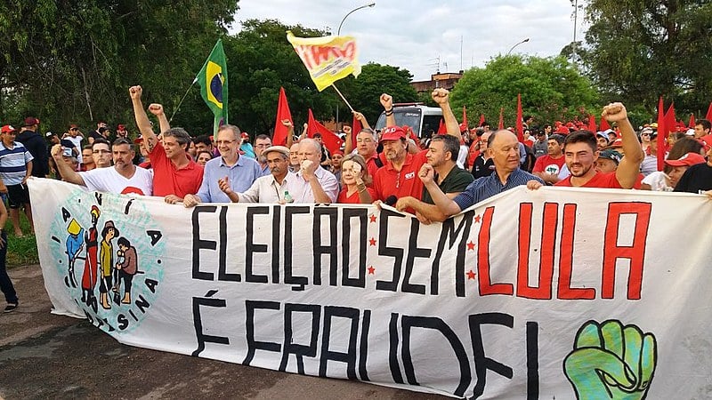 Movimentos populares e políticos realizaram uma marcha na manhã desta segunda-feira (22), em Porto Alegre