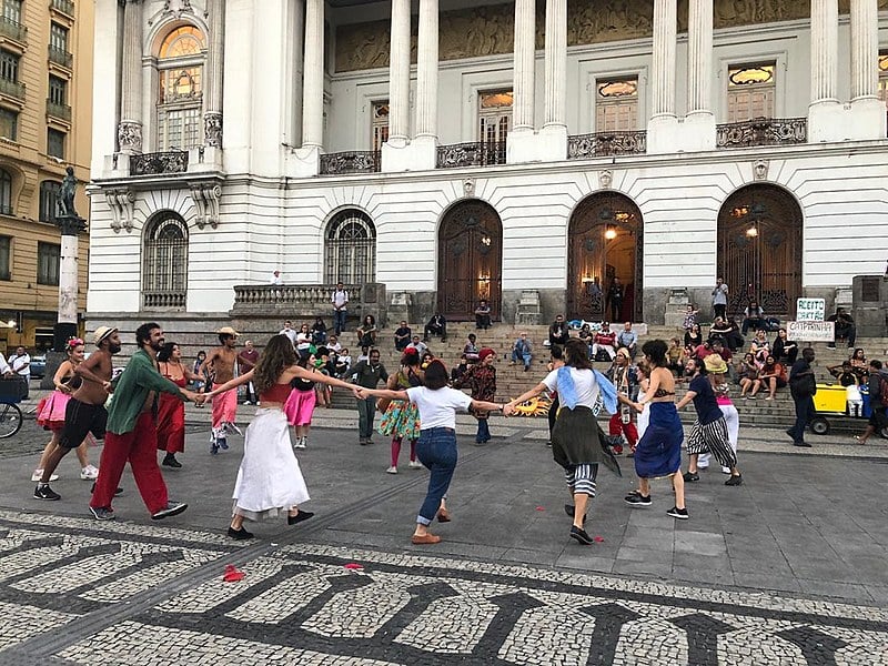 Artistas comemoram o aniversário de sete anos da "Lei do artista de rua" com apresentações culturais na Cinelândia, no Rio