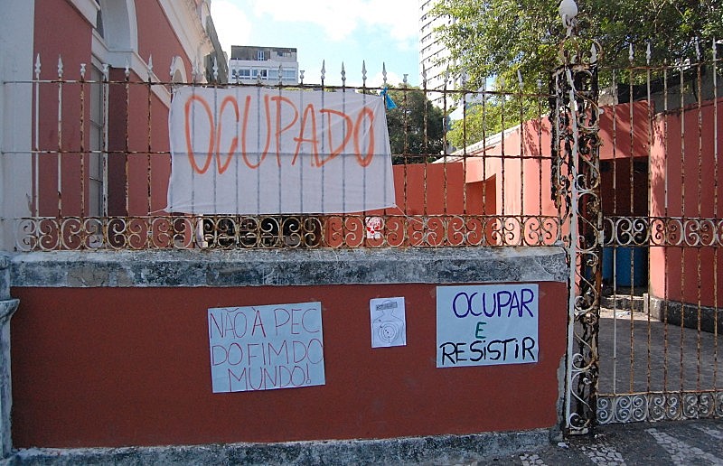 Onda de ocupações em escolas contra a "PEC da Morte", que congela investimentos em saúde e educação por 20 anos virou documentário