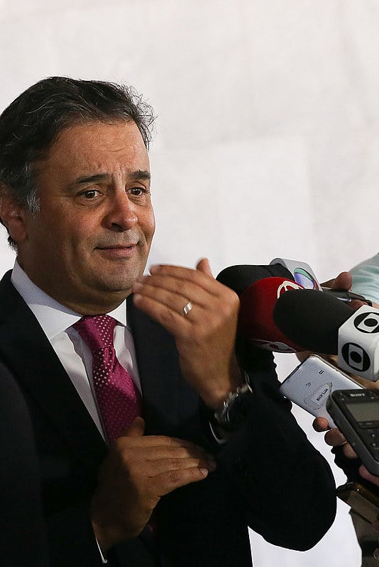 Aécio, malandramente, quer tirar o cargo do governador Fernando Pimentel, democraticamente eleito no primeiro turno