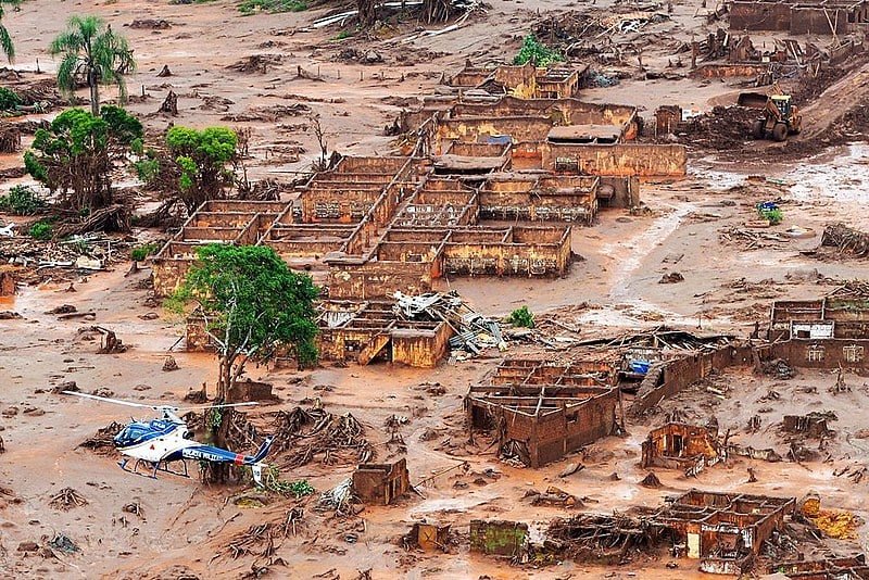 Lama tóxica destruiu o Rio Doce em novembro de 2015