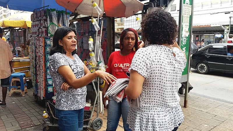 Distribuição na Avenida Conde da Boa Vista, um dos pontos mais movimentados do Recife
