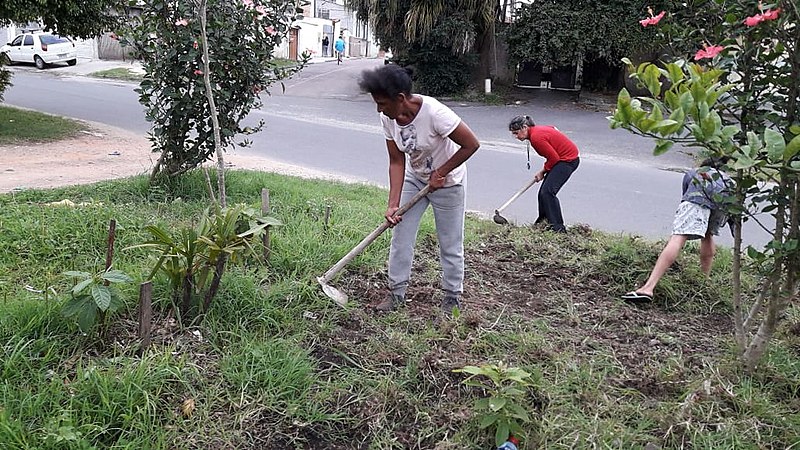 A oficina prática de implantação da horta urbana comunitária será facilitada por estudantes de agroecologia da ELAA