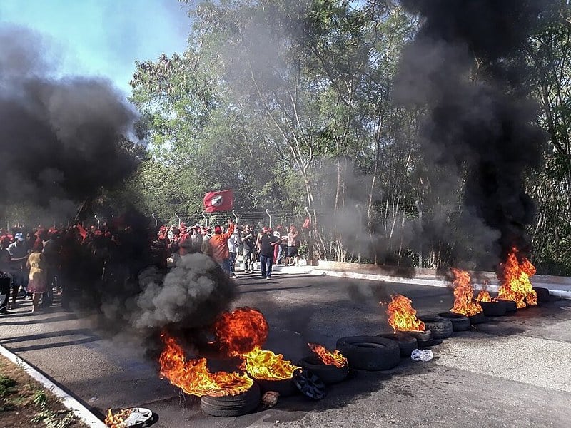 Movimentos sociais fecham acesso ao aeroporto em protesto à ordem de prisão contra Lula