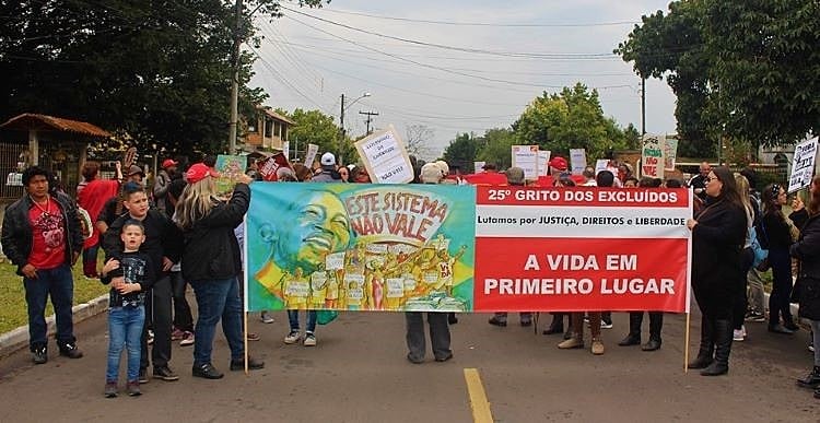 "É preciso pisar de outro jeito e olhar com outro olhar os lugares onde se põe o pé e a vida"