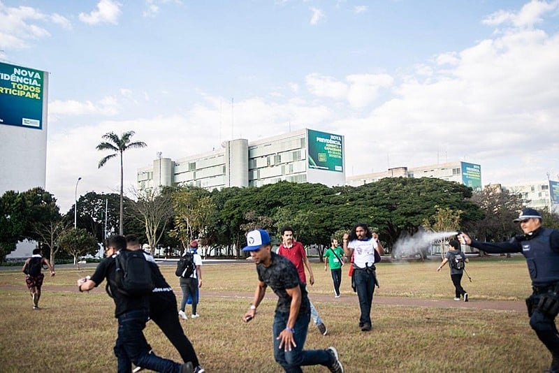 Em Brasília, policiais tentaram dispersar protesto de estudantes em frente ao Ministério da Educação