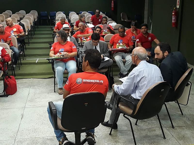 Trabalhadores e trabalhadoras em negociação