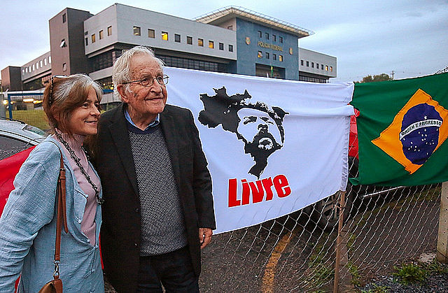 Noam Chomsky e sua esposa, Valeria Wasserman, em frente à Superintendência da Polícia Federal em Curitiba