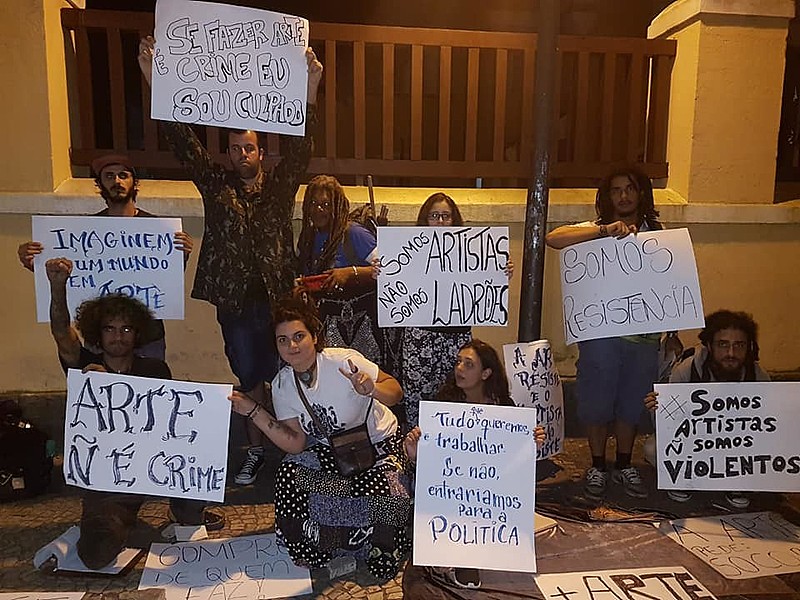 A profissão de artesão é regulamentada pela Lei 13.180 de 22 de outubro de 2015