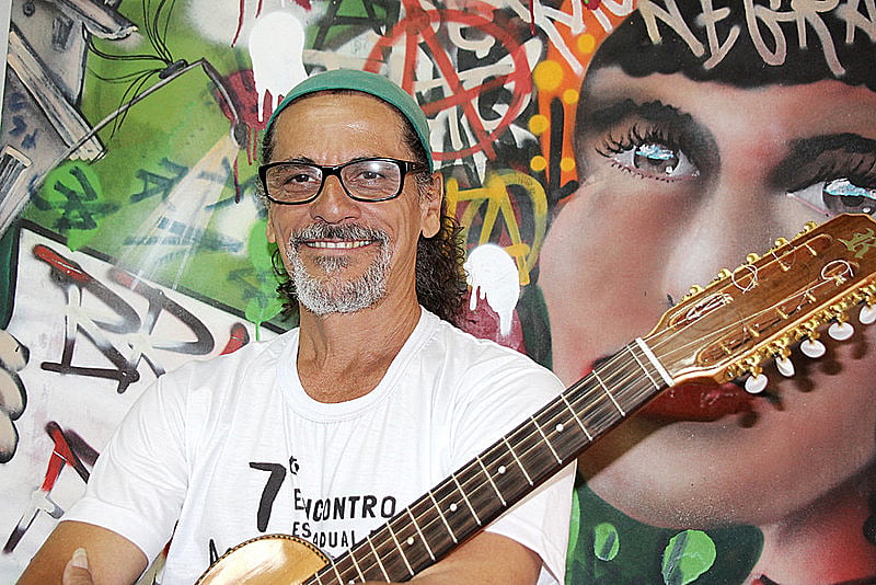 Zé pinto sorrindo com violão